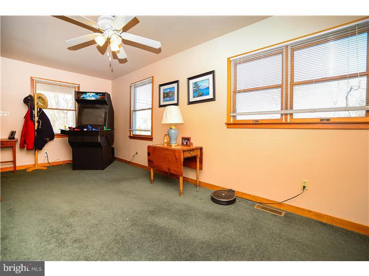 90 5th Avenue Maple Shade, NJ 08052 - Photo 10 of 22 Living Room