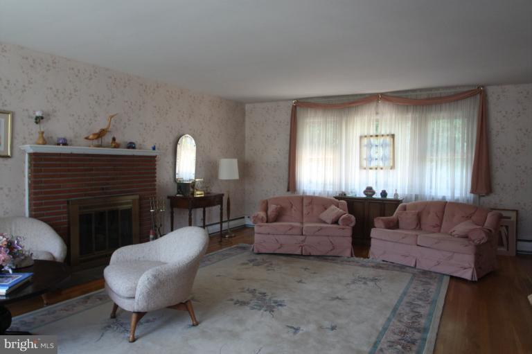 722 Providence Road Towson, MD 21286 - Photo 16 of 20 Living Room