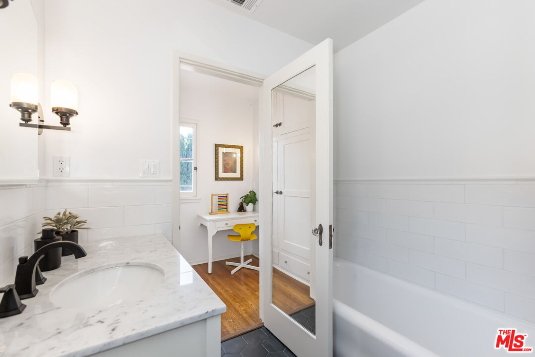 1743 Virginia Road Los Angeles, CA 90019 - Photo 53 of 75