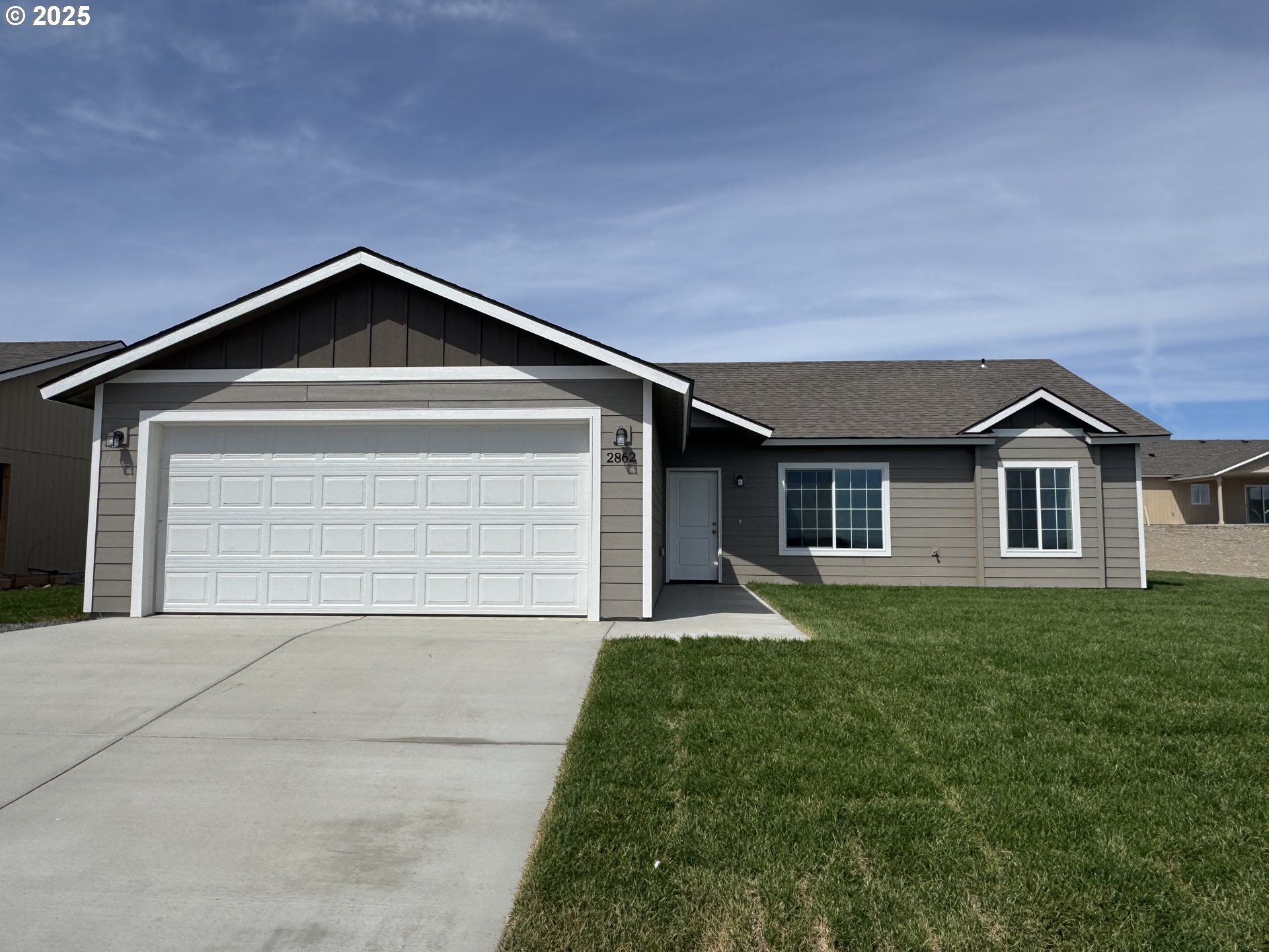 2862 Thrush Street Umatilla, OR 97882 - Photo 1 of 1 a front view of house with yard and green space