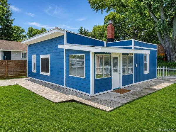 $999,999 | 95 North Hulbert Street, White Lake, MI 48386