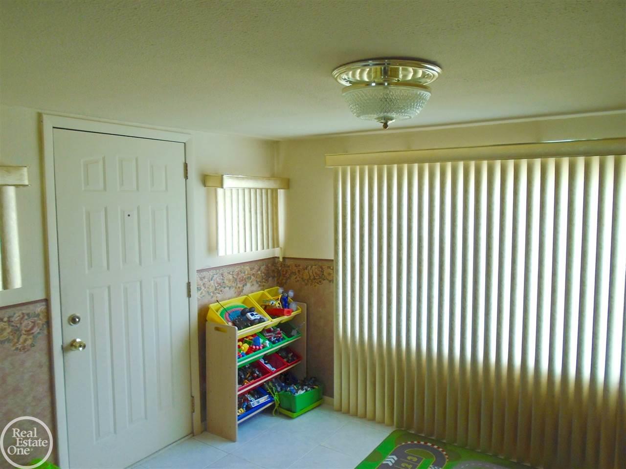 24921 Roxana Avenue Eastpointe, MI 48021 - Photo 13 of 29 31377681-12.JPG