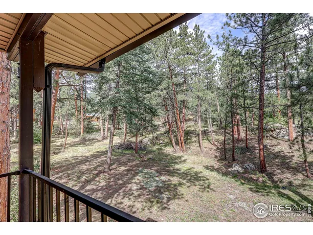 a view of an empty room with ceiling fan