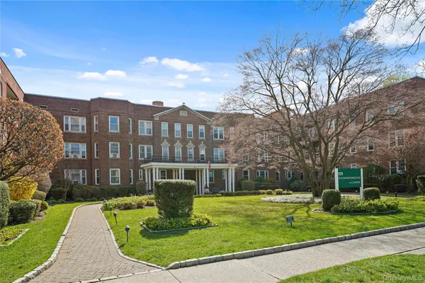 $395,000 | 101 Old Mamaroneck Road, Unit 2A7, White Plains, NY 10605