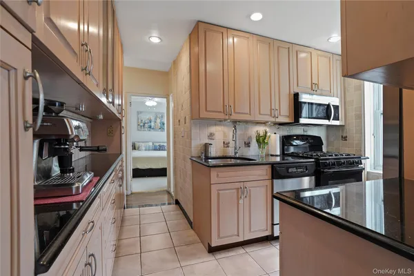 $395,000 | 101 Old Mamaroneck Road, Unit 2A7, White Plains, NY 10605