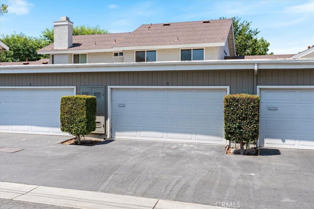4 Wintergreen, Unit 4 Irvine, CA 92604 - Photo 34 of 39 a front view of a house with garden