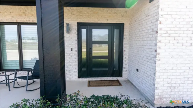 a view of entryway with an outdoor space
