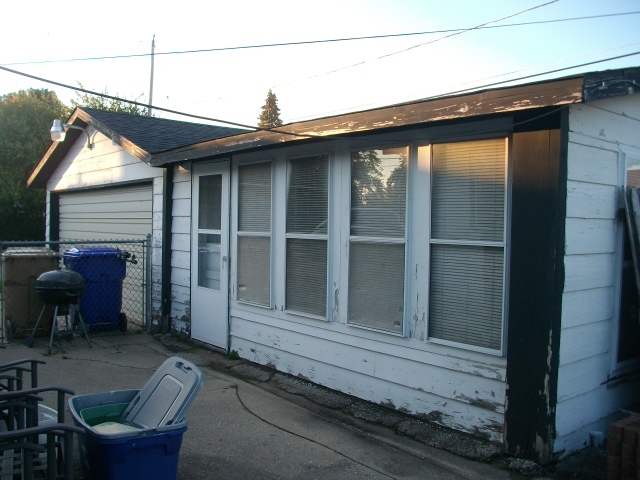 1726 85th Street Kenosha, WI 53143 - Photo 6 of 8 a backyard of a house with table and chairs