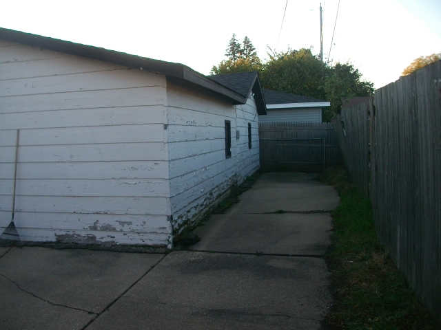 1726 85th Street Kenosha, WI 53143 - Photo 8 of 8 a backyard of a house