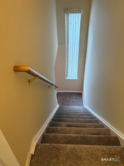 31 Sutton Place, Unit 31 Bloomfield, CT 06002 - Photo 26 of 28 Leaving Upper Level