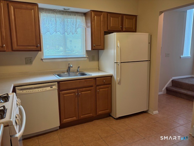 31 Sutton Place, Unit 31 Bloomfield, CT 06002 - Photo 4 of 28 a white refrigerator freezer sitting in a kitchen