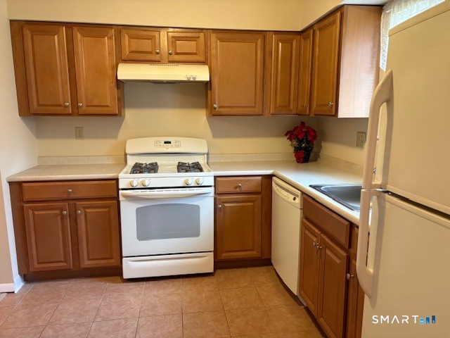 31 Sutton Place, Unit 31 Bloomfield, CT 06002 - Photo 6 of 28 a kitchen with granite countertop cabinets stainless steel appliances and a counter space