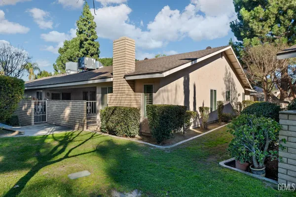 a view of a house with a yard and plants