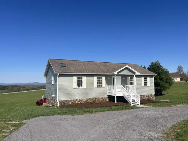 $469,900 | 1147 Hickory Cove Lane, Moneta, VA 24121