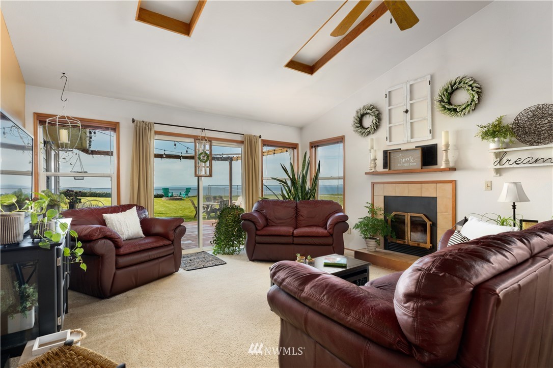 1943 West Beach Road Oak Harbor, WA 98277 - Photo 12 of 39 Gallery Image 12