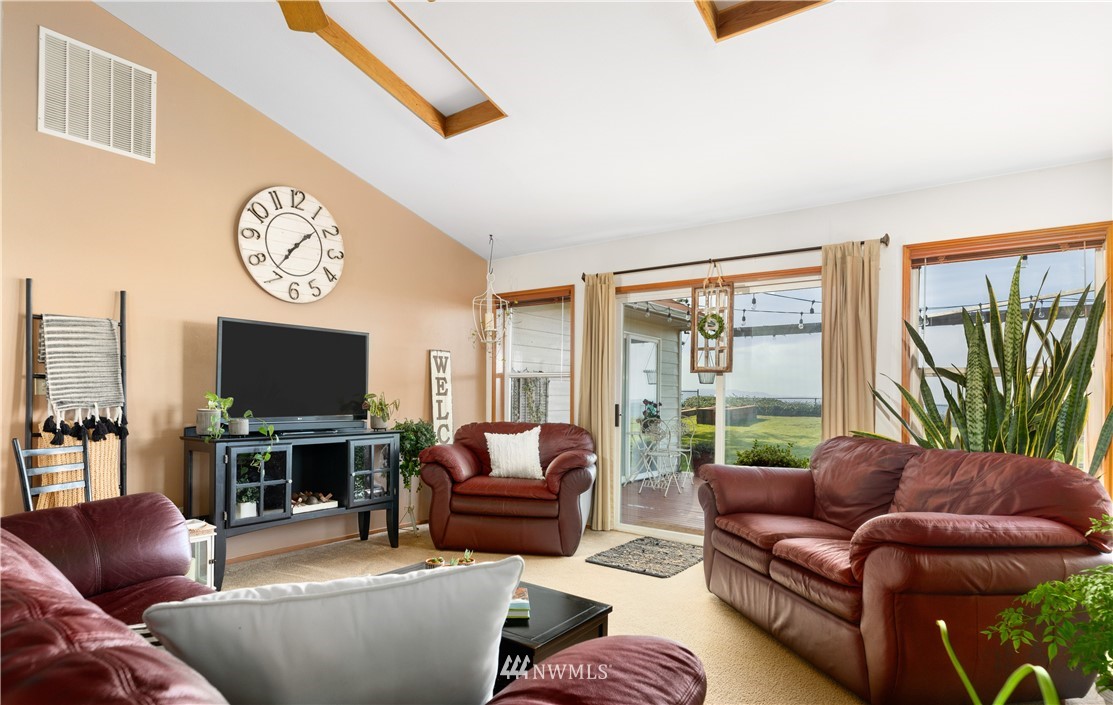 1943 West Beach Road Oak Harbor, WA 98277 - Photo 14 of 39 Gallery Image 14