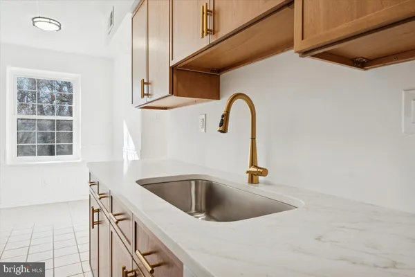 a close view of sink and tap