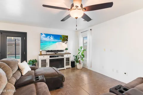 a view of a living room a rug and a ceiling fan