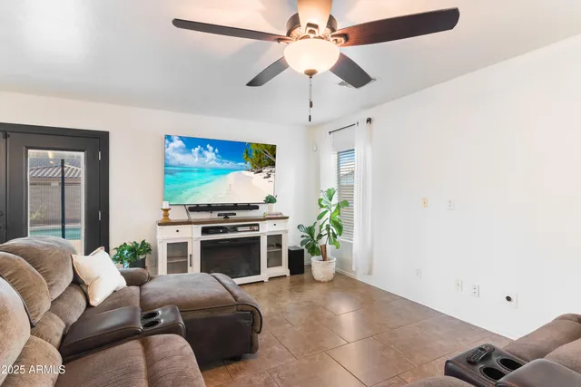 a view of a living room a rug and a ceiling fan