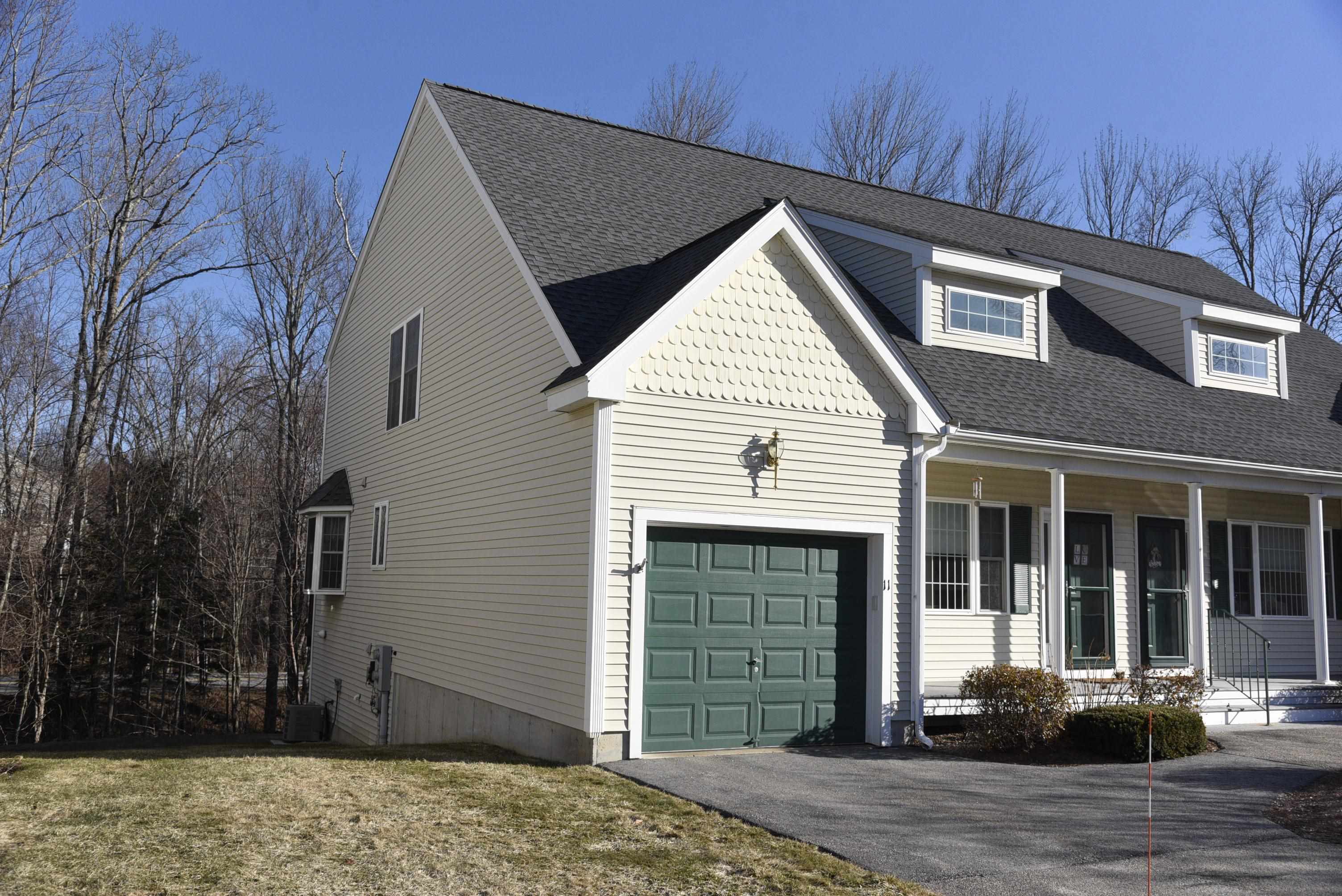 11 Royal Lane Raymond, NH 03077 - Photo 2 of 30