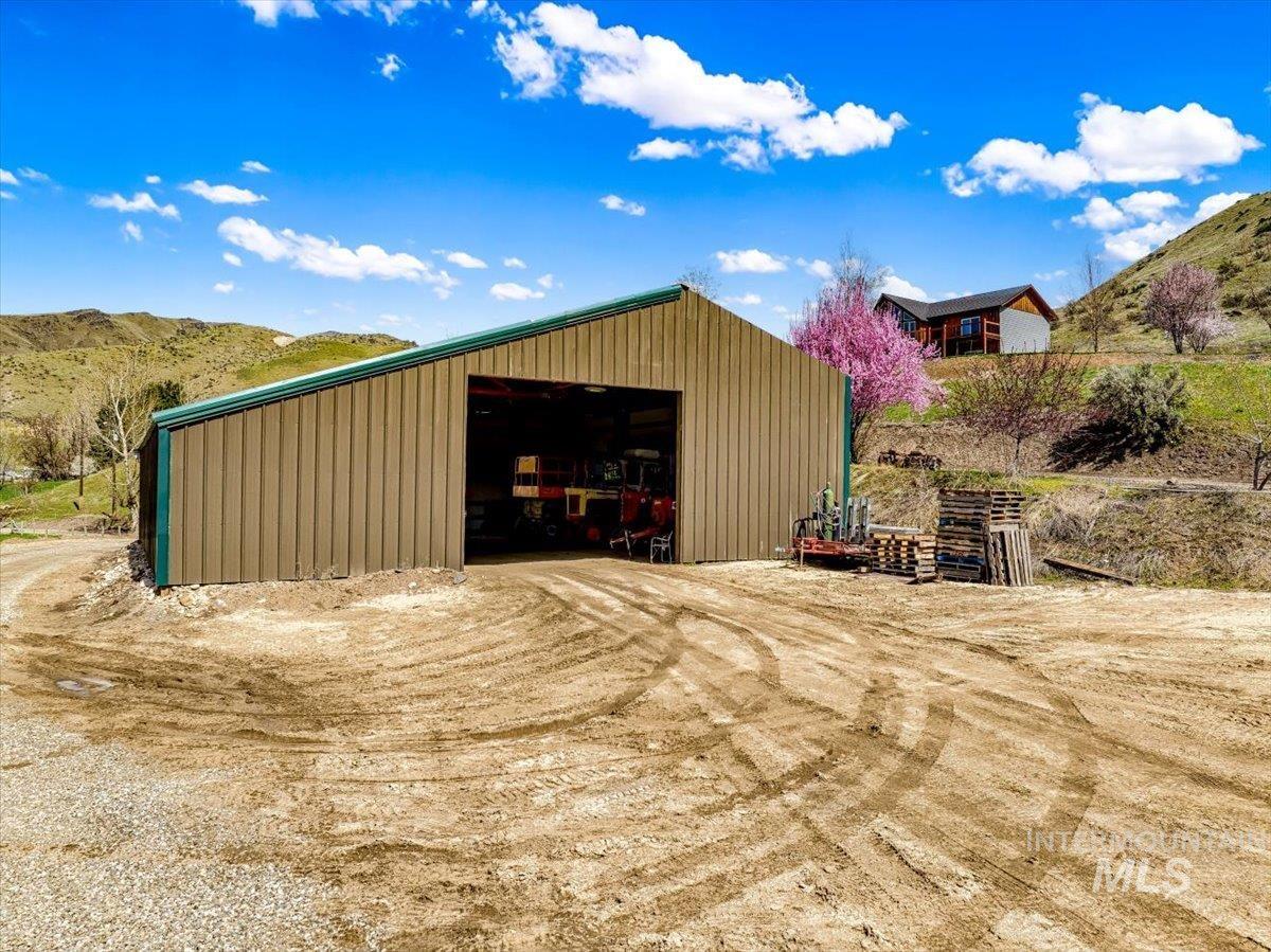 11714 Chukar Ridge Lane Horseshoe Bend, ID 83629 - Photo 7 of 50 View of outdoor structure featuring a mountain view and dirt driveway