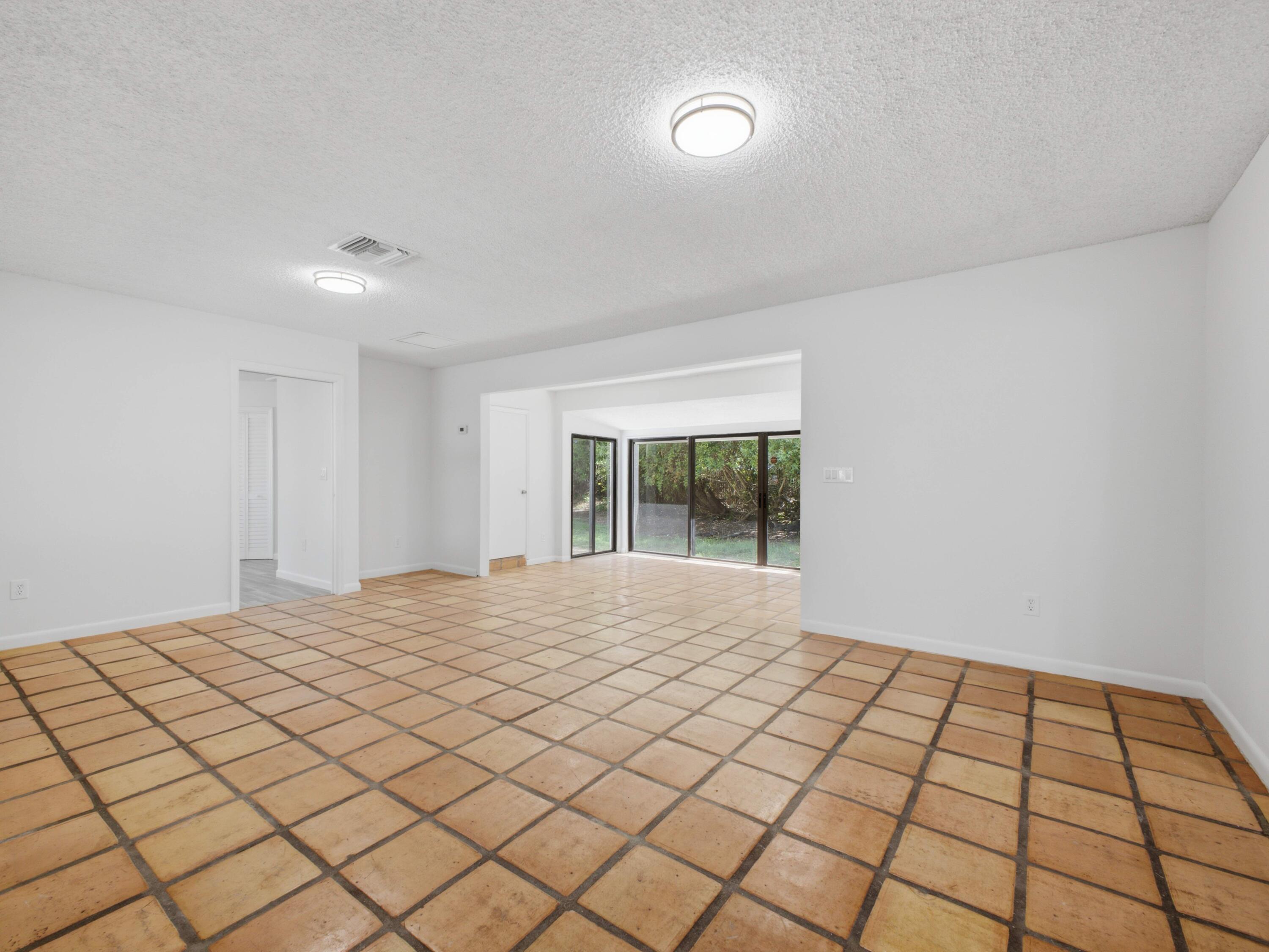 6700 Forest Court West Palm Beach, FL 33405 - Photo 17 of 45 Dining to Family