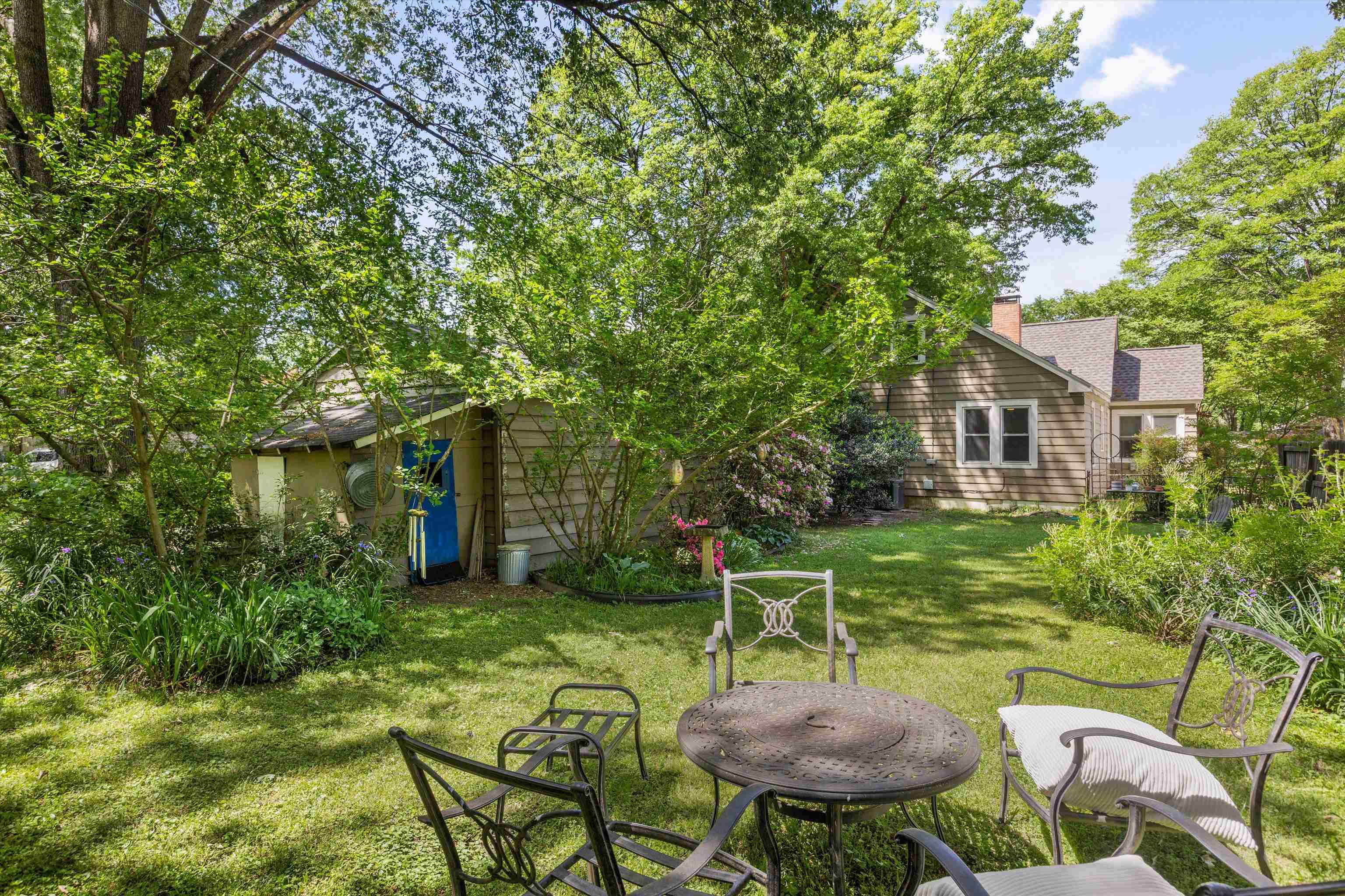 564 Alexander Street Memphis, TN 38111 - Photo 25 of 30 a view of a chairs and table in backyard of the house