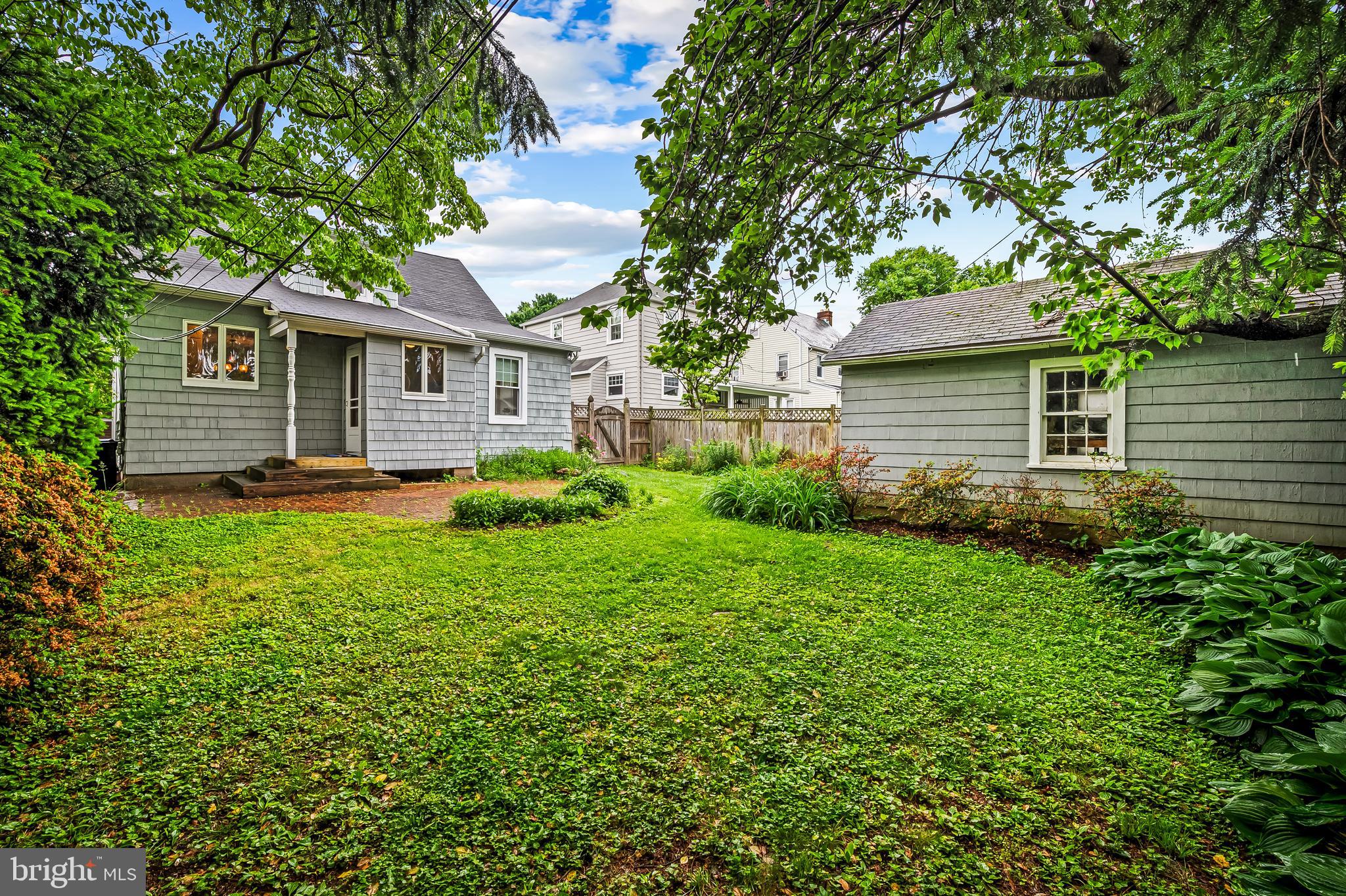 529 Overbrook Road Baltimore, MD 21212 - Photo 29 of 40 a front view of house with yard and green space