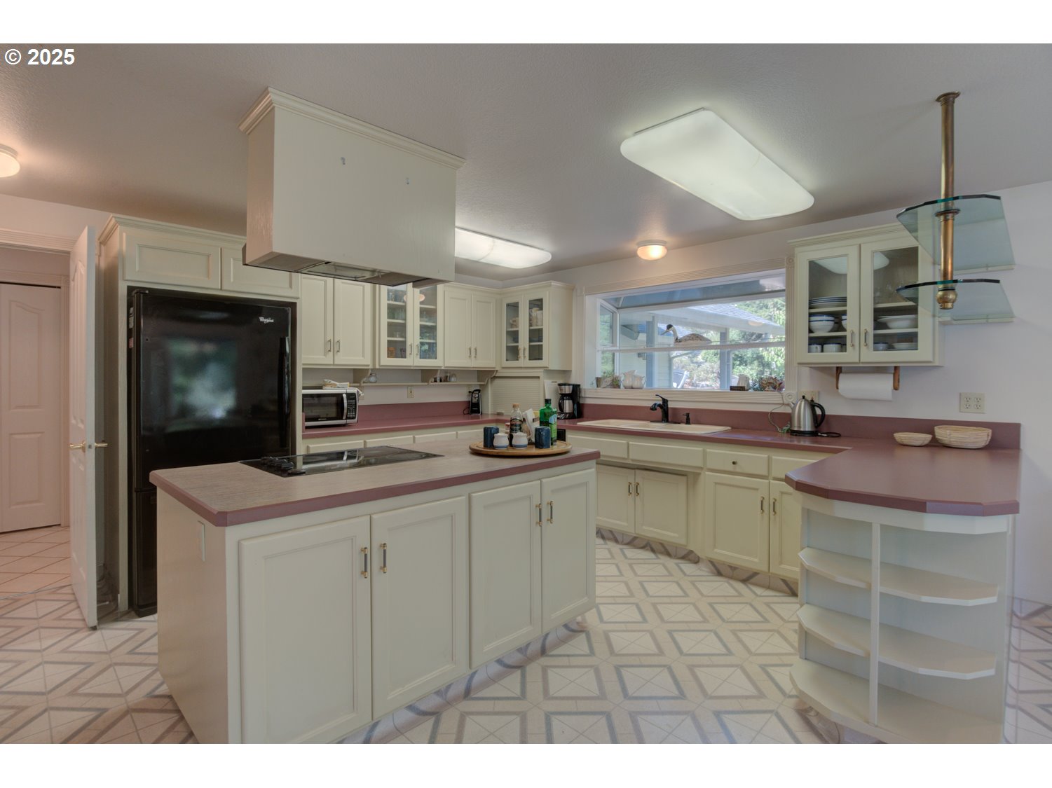 87630 Woodmere East Florence, OR 97439 - Photo 11 of 25 a kitchen with a sink and cabinets