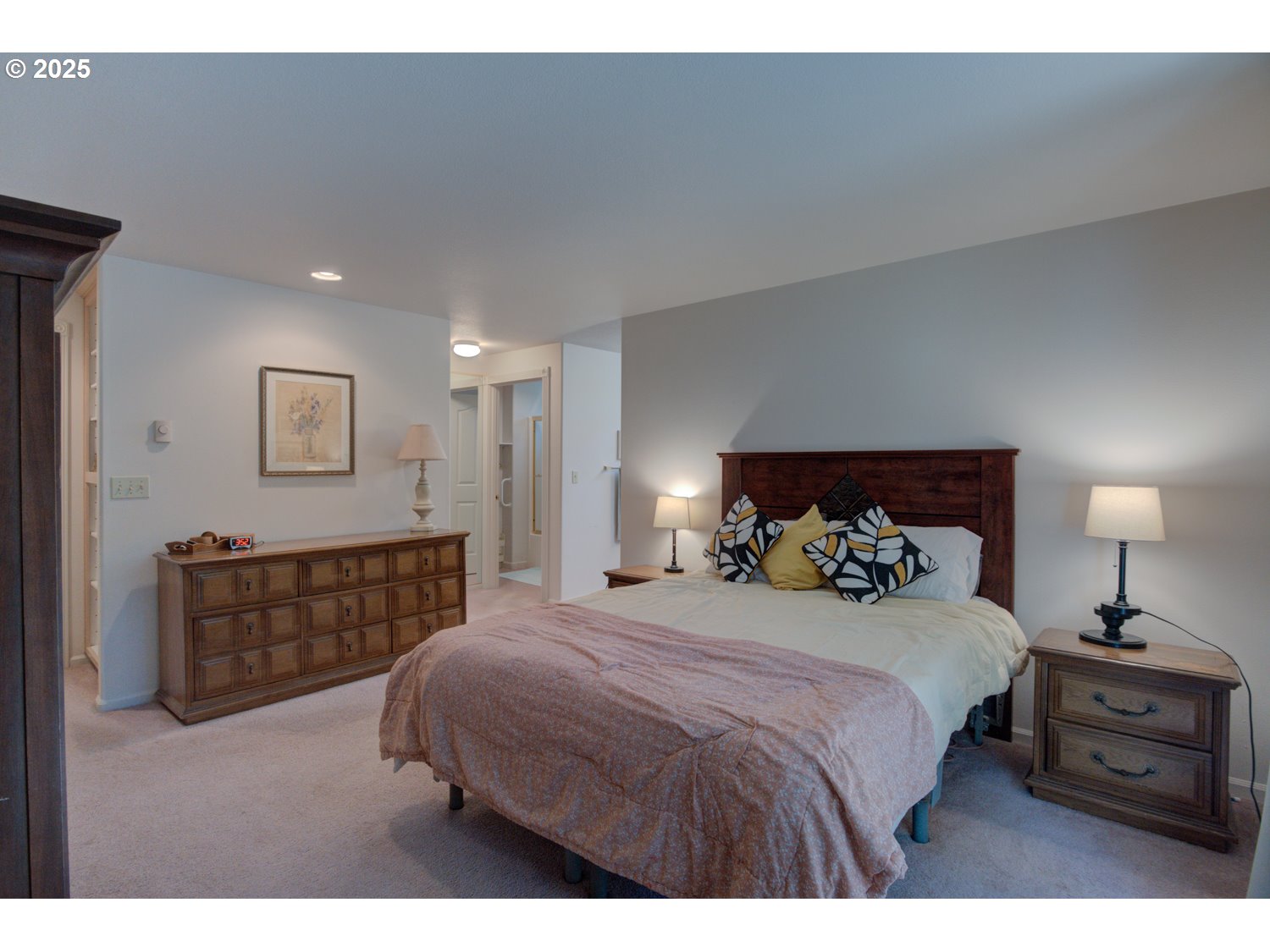 87630 Woodmere East Florence, OR 97439 - Photo 20 of 25 a bedroom with a bed and a dresser