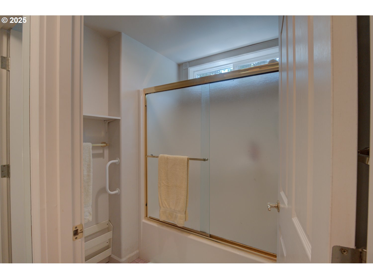 87630 Woodmere East Florence, OR 97439 - Photo 22 of 25 a picture of a bathroom