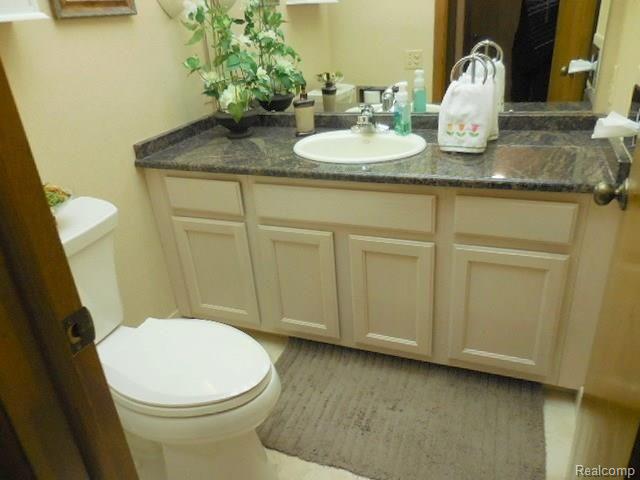 25551 Wykeshire Road Farmington Hills, MI 48336 - Photo 10 of 46
