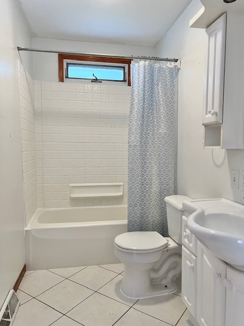 320 Prospect Street Dixon, IL 61021 - Photo 15 of 23 a bathroom with a toilet a sink and a shower