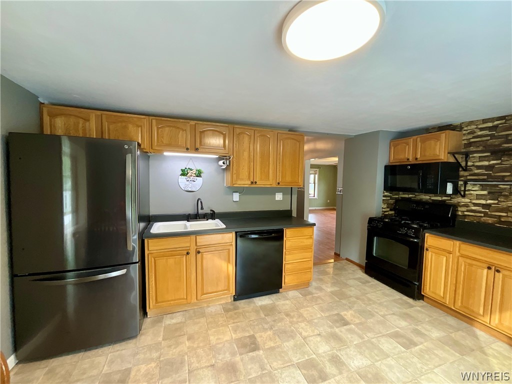 5427 Berg Road Buffalo, NY 14218 - Photo 8 of 18 Gallery Image 8