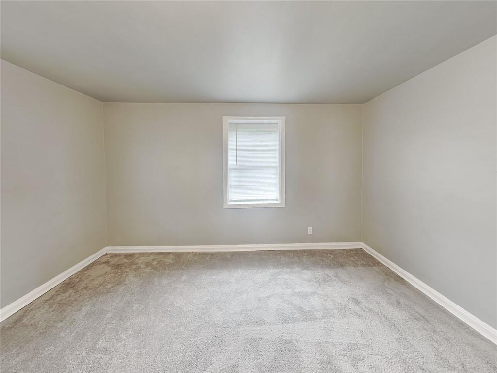 946 Ira Street Southwest Atlanta, GA 30310 - Photo 4 of 11 an empty room with a window