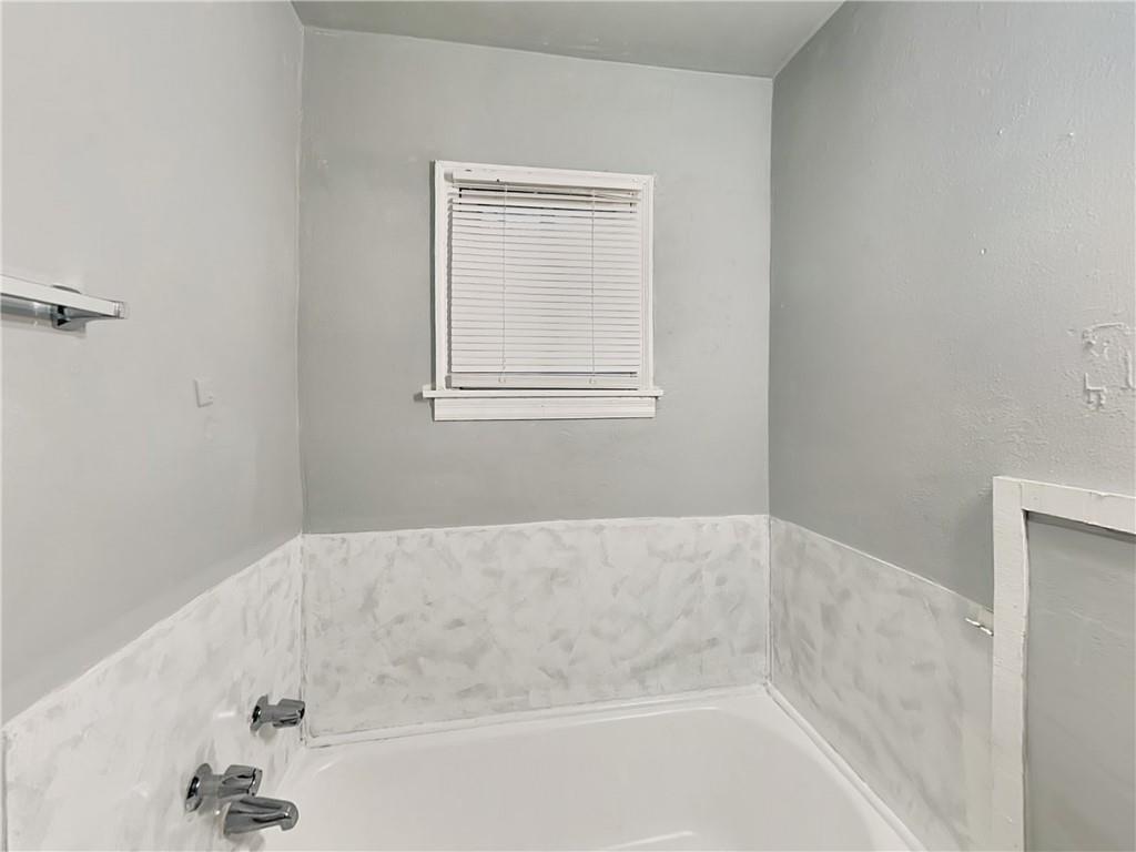 946 Ira Street Southwest Atlanta, GA 30310 - Photo 10 of 11 a bathroom with bathtub