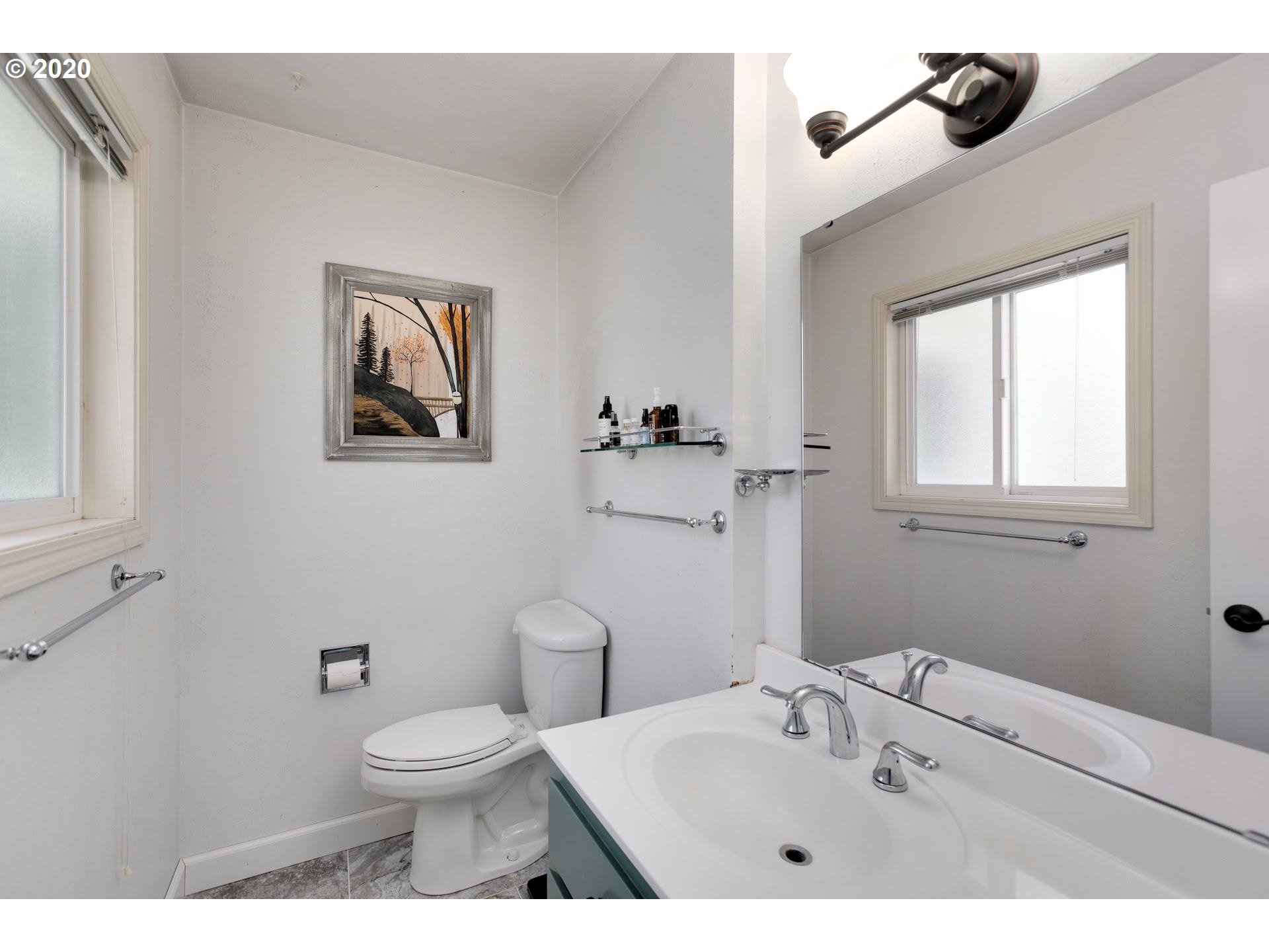 3319 Southwest Primrose Street Portland, OR 97219 - Photo 13 of 27 Gallery Image 13
