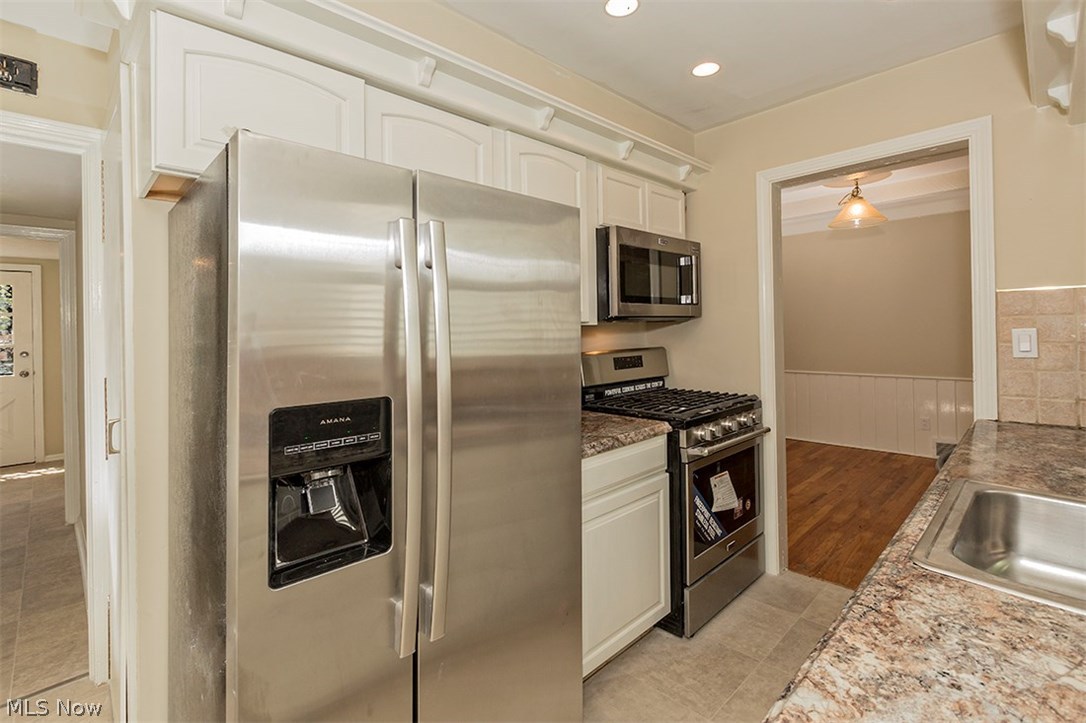 3575 Strathavon Road Cleveland, OH 44120 - Photo 13 of 33