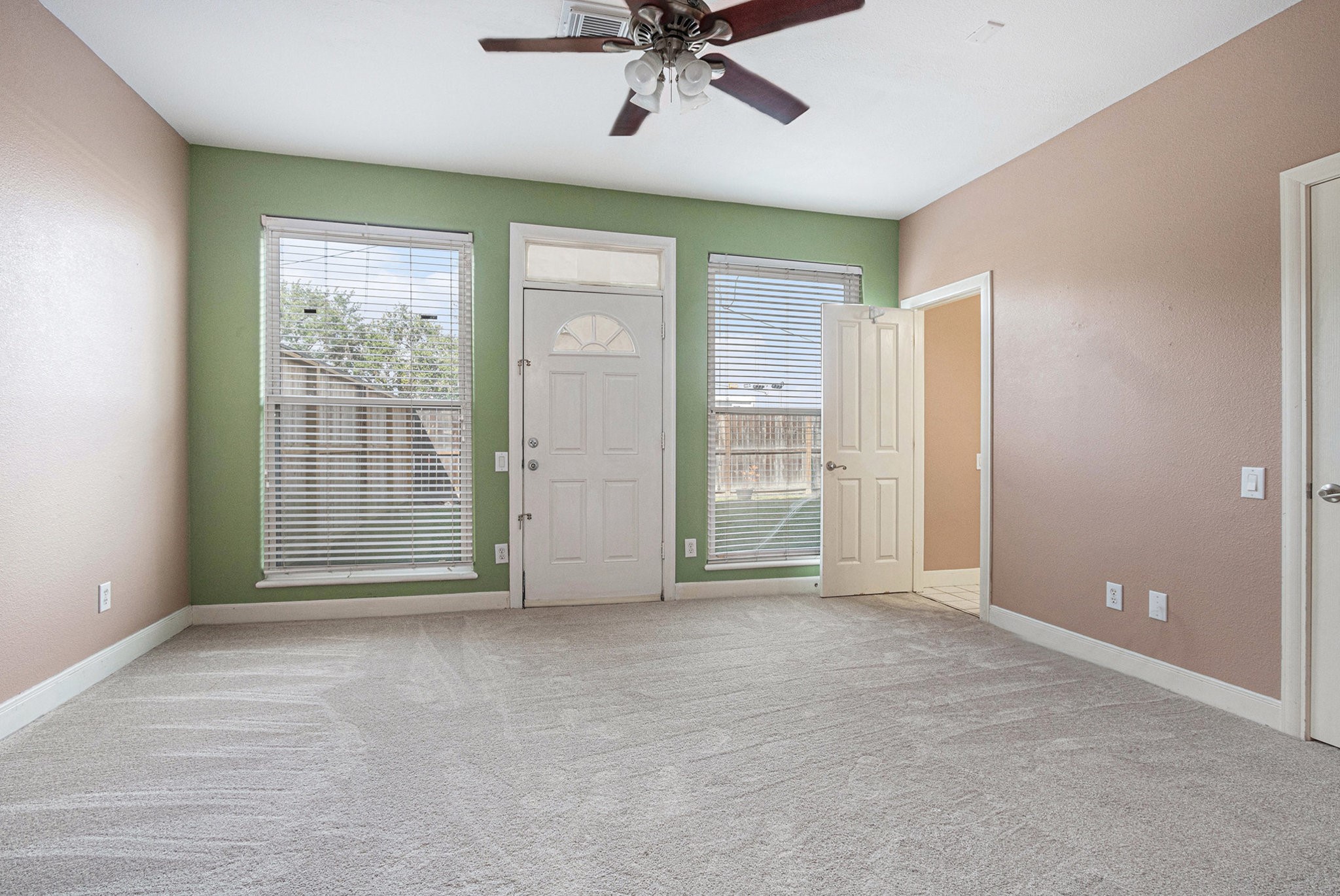 2402 Calumet Street, Unit B Houston, TX 77004 - Photo 32 of 44 an empty room with fan and windows