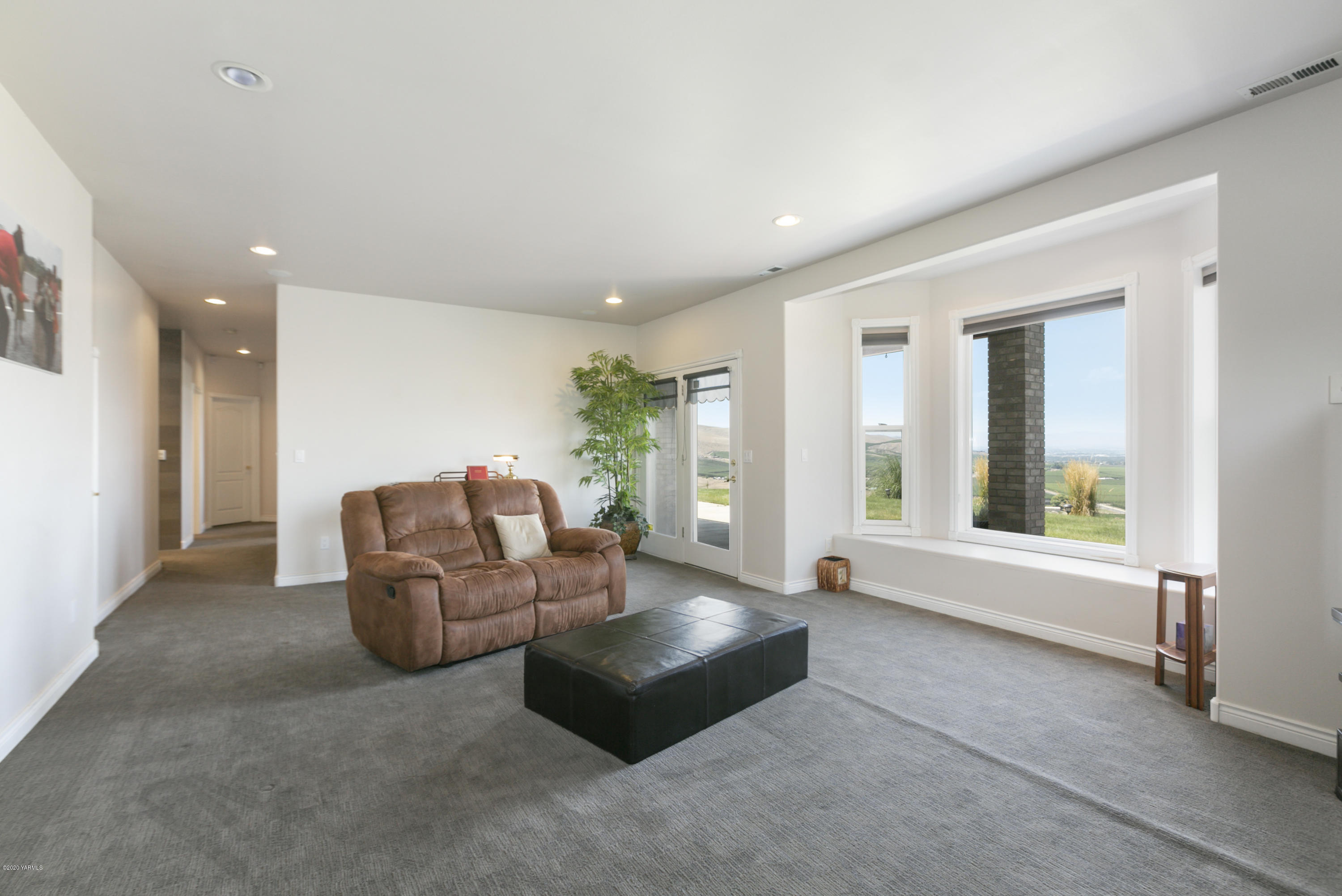 229 Konnowac Pass Road Moxee, WA 98936 - Photo 18 of 25 a living room with furniture and large windows