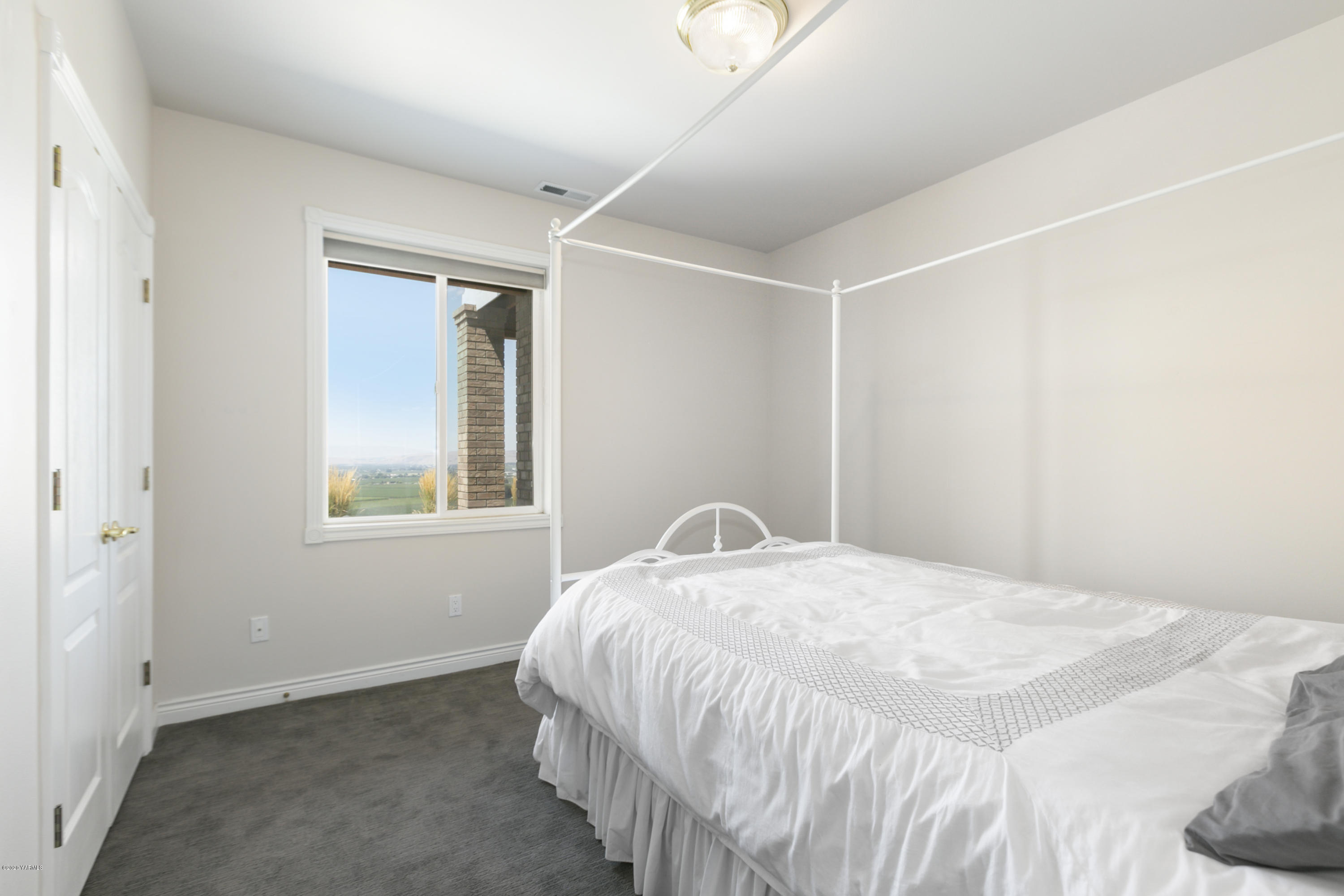 229 Konnowac Pass Road Moxee, WA 98936 - Photo 21 of 25 a bedroom with a bed and a window