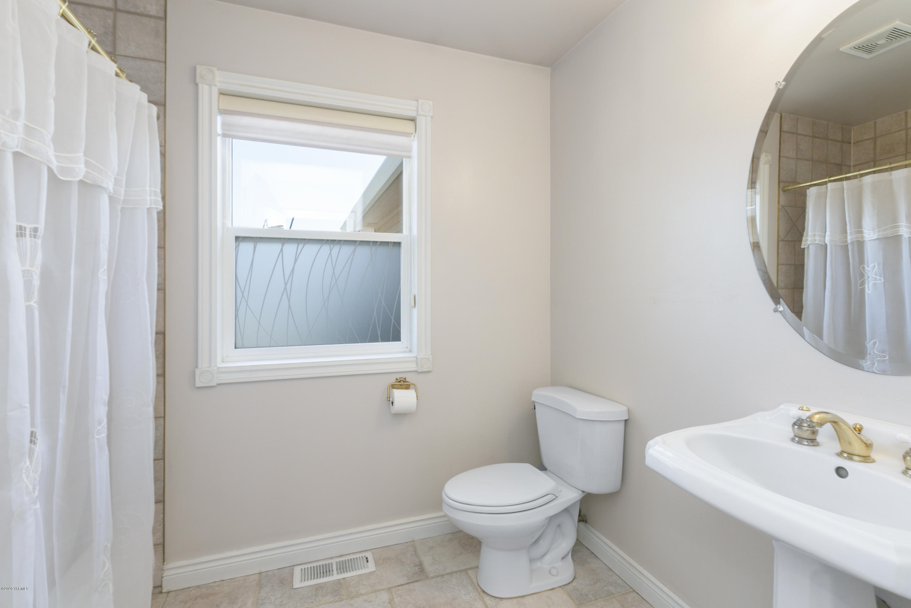 229 Konnowac Pass Road Moxee, WA 98936 - Photo 22 of 25 a bathroom with a toilet a sink and mirror