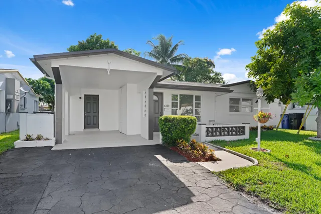 a view of a house with backyard porch and garden