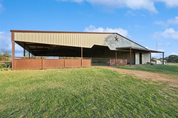 a view of a house with backyard and a garden