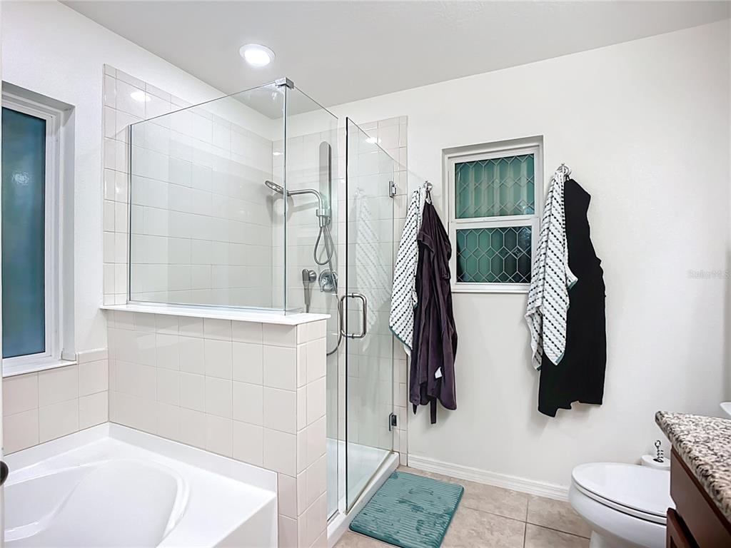 7707 Sunshine Bridge Avenue Gibsonton, FL 33534 - Photo 17 of 33 a bathroom with a tub sink and toilet