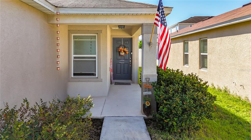 7707 Sunshine Bridge Avenue Gibsonton, FL 33534 - Photo 2 of 33 a entryway to the house