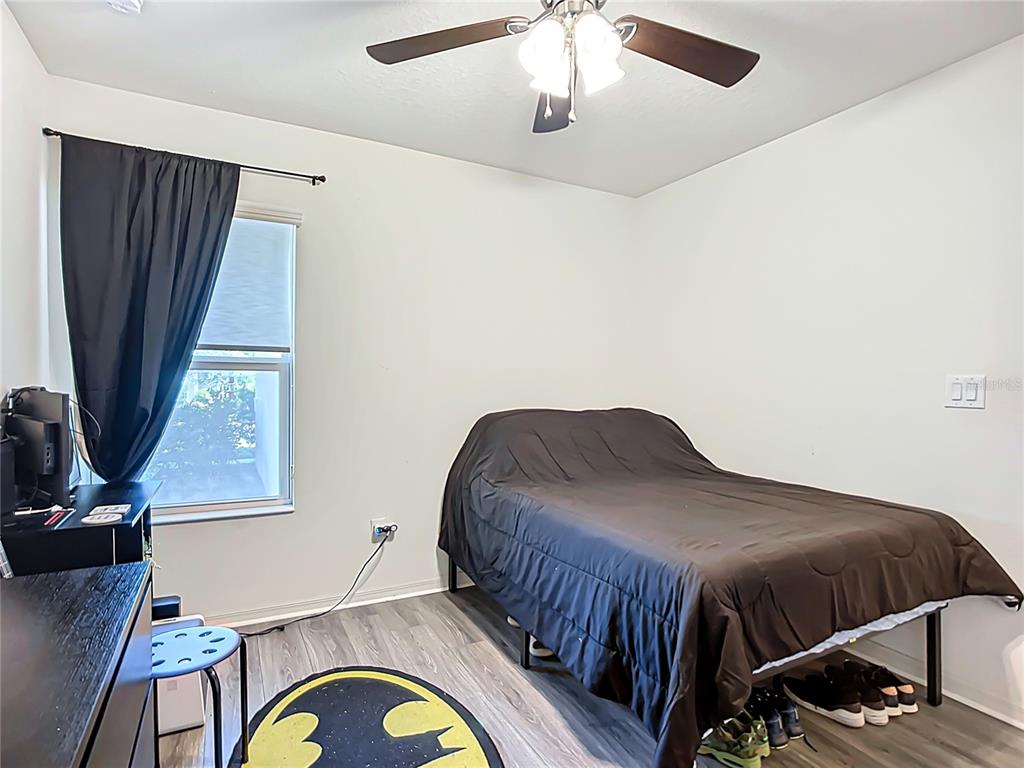 7707 Sunshine Bridge Avenue Gibsonton, FL 33534 - Photo 25 of 33 a bedroom with a bed and a window