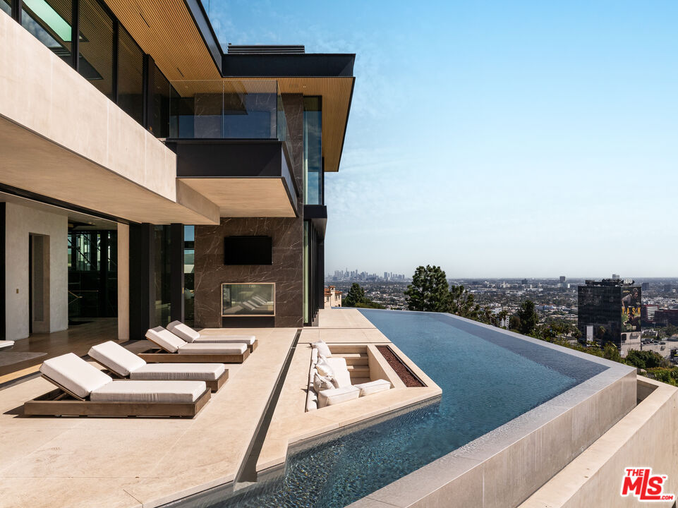 9126 Cordell Drive Los Angeles, CA 90069 - Photo 24 of 27 a view of sitting area in front of house
