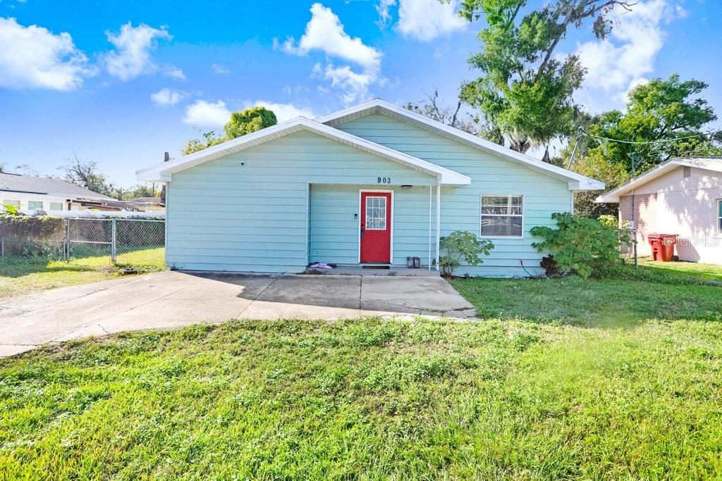 903 North Park Road Plant City, FL 33563 - Photo 25 of 28 a view of a backyard of the house