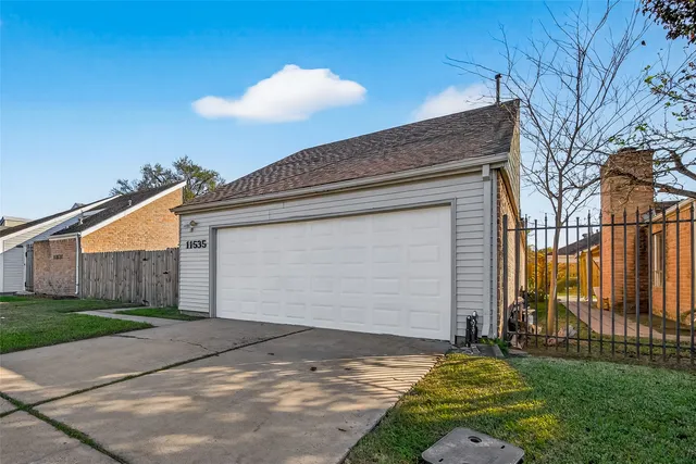 a front view of house with yard